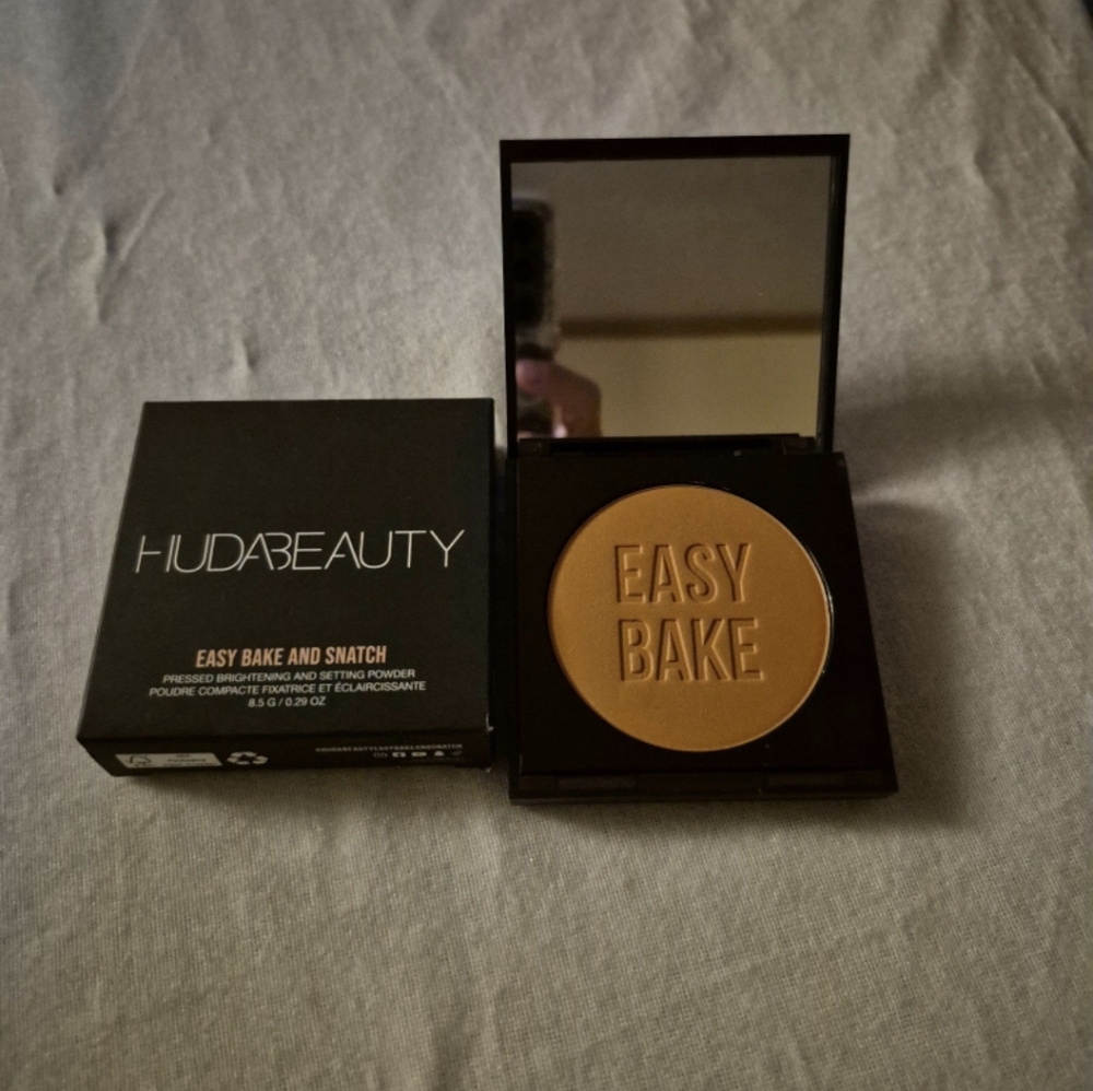 HUDA BEAUTY EASY BAKE AND SNATCH PRESSED BRIGHTENING AND SETTING POWDER